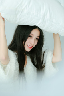 女性高级感白色游泳衣